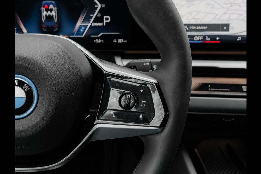 BMW i5 Touring eDrive40 - Sportstoelen - Getint Glas - Harman Kardon - Iconic Glow Exterieur