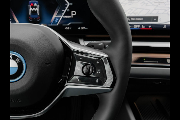 BMW i5 Touring eDrive40 - Sportstoelen - Getint Glas - Harman Kardon - Iconic Glow Exterieur