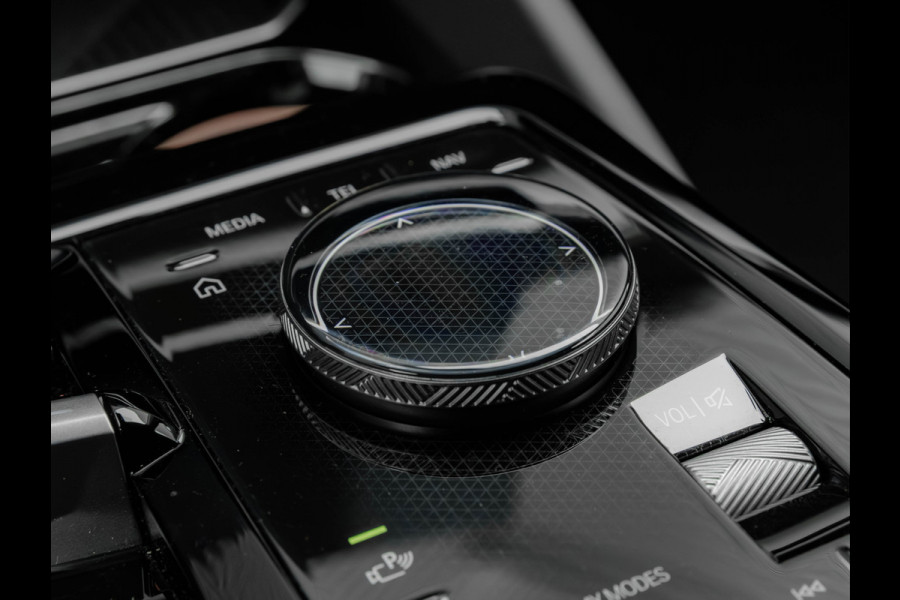 BMW i5 Touring eDrive40 - Sportstoelen - Getint Glas - Harman Kardon - Iconic Glow Exterieur