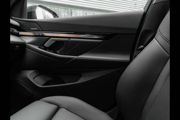 BMW i5 Touring eDrive40 - Sportstoelen - Getint Glas - Harman Kardon - Iconic Glow Exterieur