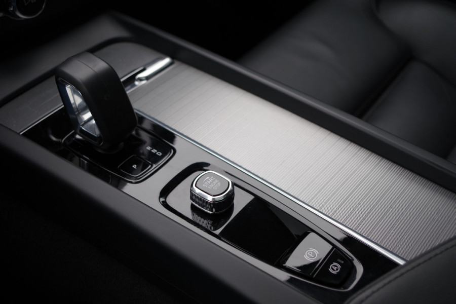 Volvo XC60 2.0 T6 350 PK AWD Ultimate Dark Long Range PHEV, Panoramadak, Head-Up, Harman/Kardon