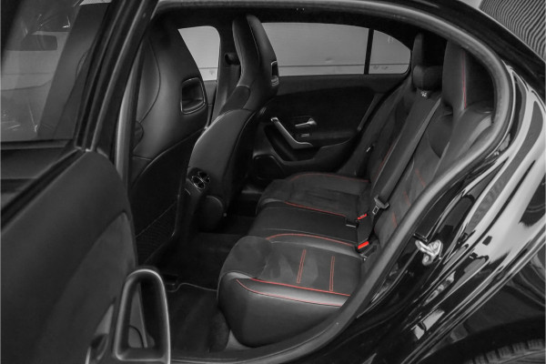 Mercedes-Benz A-Klasse 180 Business Solution AMG Stoelverw Trekhaak Camera CarPlay