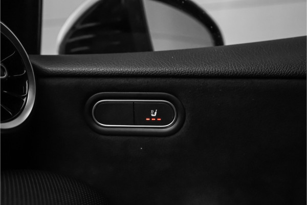 Mercedes-Benz A-Klasse 180 Business Solution AMG Stoelverw Trekhaak Camera CarPlay