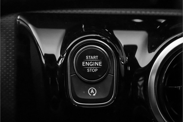 Mercedes-Benz A-Klasse 180 Business Solution AMG Stoelverw Trekhaak Camera CarPlay