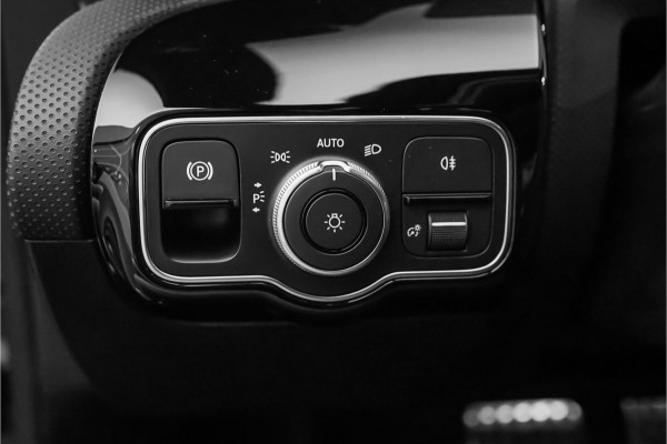 Mercedes-Benz A-Klasse 180 Business Solution AMG Stoelverw Trekhaak Camera CarPlay