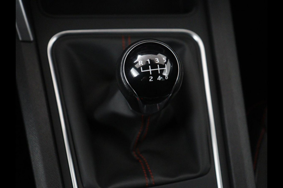 Seat Leon 1.5 TSI FR Launch Edition | Trekhaak | Adaptive cruise | Carplay | Navigatie | Sfeerverlichting | Parkeerhulp | Full LED | Climate control | Bluetooth