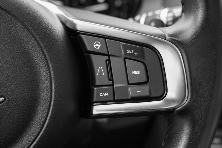 Jaguar F-Pace 2.0t AWD Premium Edition Pano Meridian