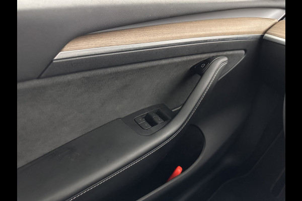 Tesla Model Y Long Range AWD 75 kWh [ 3-Fase ] {SOH-81%} (INCL-BTW) Aut. *PANO | AUTO-PILOT | LEATHER | NAVI-FULLMAP | MATRIX-LED | KEYLESS | CAMERA | DAB+ | HEATED-COMFORTSEATS | PRIVACY-GLASS | TOPVIEW | 20''ALU | TOWBAR*