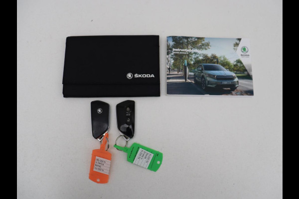 Škoda ENYAQ iV 80 | Leder | Stoelverwarming | Trekhaak | Adaptive cruise | Warmtepomp | Matrix LED | Carplay | 21'' | Achterbankverwarming | Navigatie | Sport Plus Pakket | Sfeerverlichting