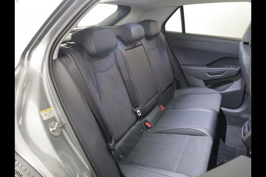 Volkswagen T-Roc Style First Edition 1.5 eTSI 85 kW / 116 PK SUV 7 | Assistance Pakket | Trekhaak | Elek. achterklep |  Velgen 'Vancouver', 19 inch lichtmetaal | Zwart dak