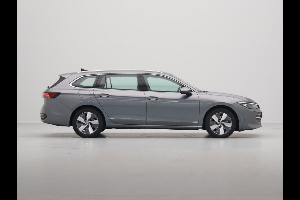 Volkswagen Passat Variant 1.5 eTSI 150pk DSG Business Trekhaak Navigatie Camera Massage Android/Carplay