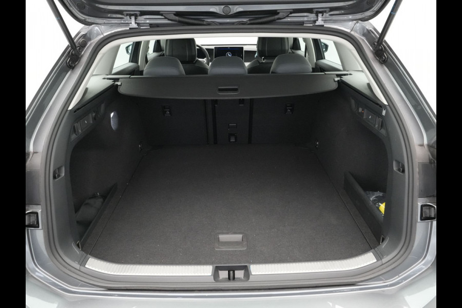 Volkswagen Passat Variant 1.5 eTSI 150pk DSG Business Trekhaak Navigatie Camera Massage Android/Carplay