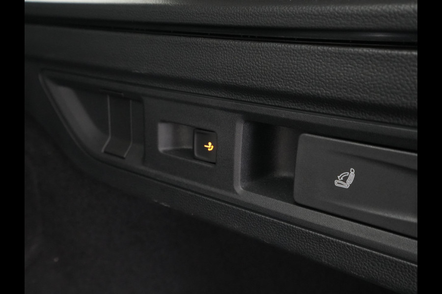 Volkswagen Passat Variant 1.5 eTSI 150pk DSG Business Trekhaak Navigatie Camera Massage Android/Carplay