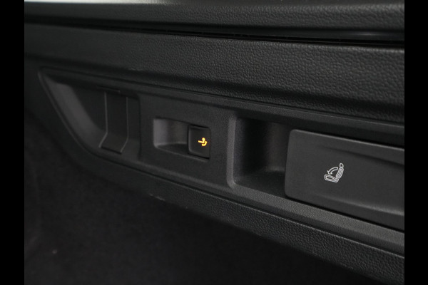 Volkswagen Passat Variant 1.5 eTSI 150pk DSG Business Trekhaak Navigatie Camera Massage Android/Carplay