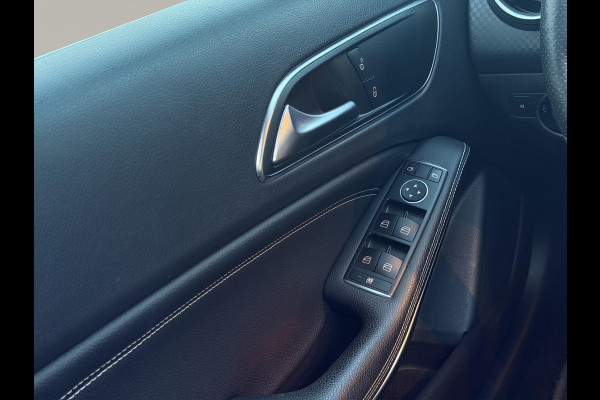 Mercedes-Benz A-Klasse A 180 Urban PANO Automaat Stoelverwarming 1e Eigenaar