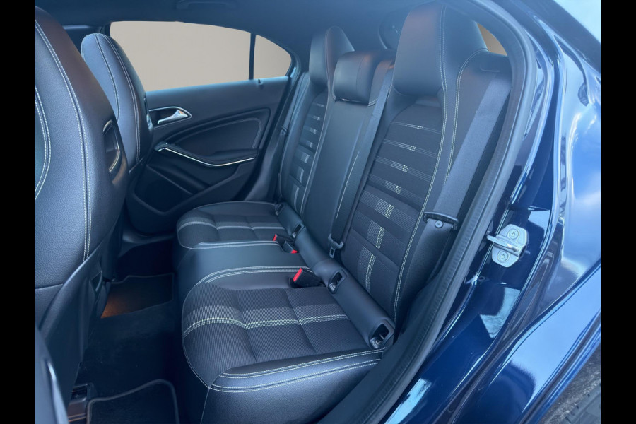 Mercedes-Benz A-Klasse A 180 Urban PANO Automaat Stoelverwarming 1e Eigenaar