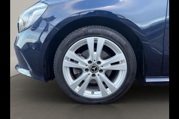 Mercedes-Benz A-Klasse A 180 Urban PANO Automaat Stoelverwarming 1e Eigenaar