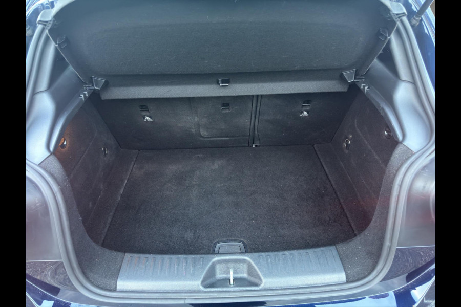 Mercedes-Benz A-Klasse A 180 Urban PANO Automaat Stoelverwarming 1e Eigenaar