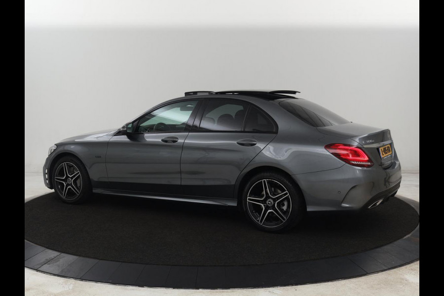 Mercedes-Benz C-Klasse 300e AMG | Panoramadak | 360 Camera | Stoelverwarming | Leder/Alcantara | Carplay | Sfeerverlichting | Park Assist | Navigatie | Full LED | PHEV | Plug In