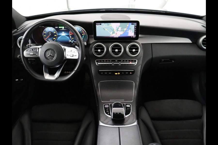 Mercedes-Benz C-Klasse 300e AMG | Panoramadak | 360 Camera | Stoelverwarming | Leder/Alcantara | Carplay | Sfeerverlichting | Park Assist | Navigatie | Full LED | PHEV | Plug In