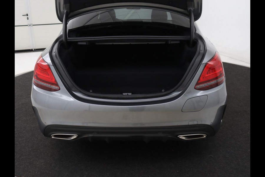 Mercedes-Benz C-Klasse 300e AMG | Panoramadak | 360 Camera | Stoelverwarming | Leder/Alcantara | Carplay | Sfeerverlichting | Park Assist | Navigatie | Full LED | PHEV | Plug In