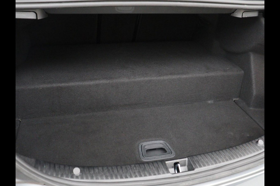 Mercedes-Benz C-Klasse 300e AMG | Panoramadak | 360 Camera | Stoelverwarming | Leder/Alcantara | Carplay | Sfeerverlichting | Park Assist | Navigatie | Full LED | PHEV | Plug In