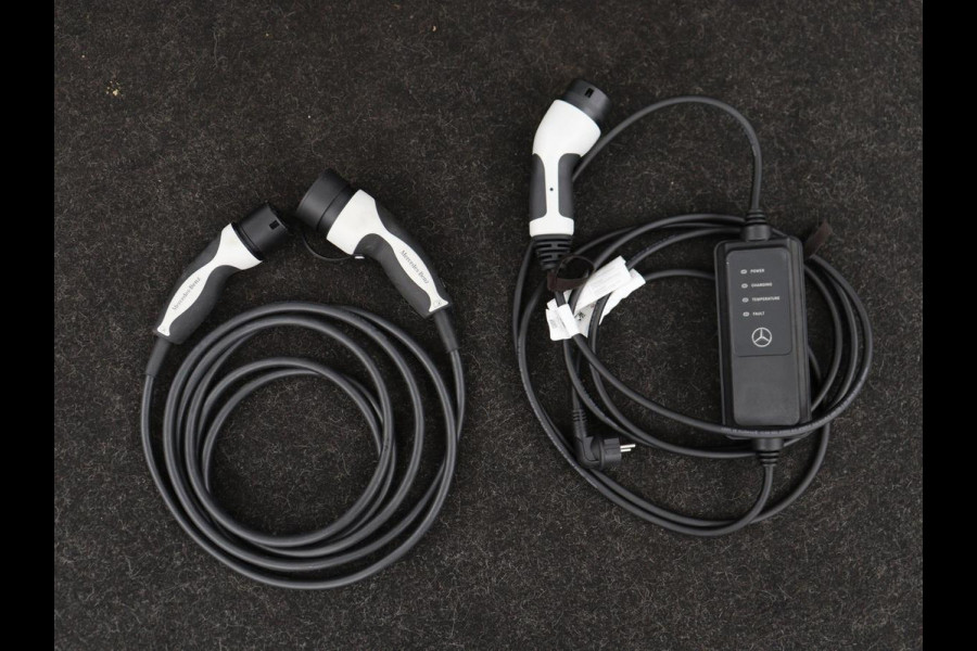 Mercedes-Benz C-Klasse 300e AMG | Panoramadak | 360 Camera | Stoelverwarming | Leder/Alcantara | Carplay | Sfeerverlichting | Park Assist | Navigatie | Full LED | PHEV | Plug In