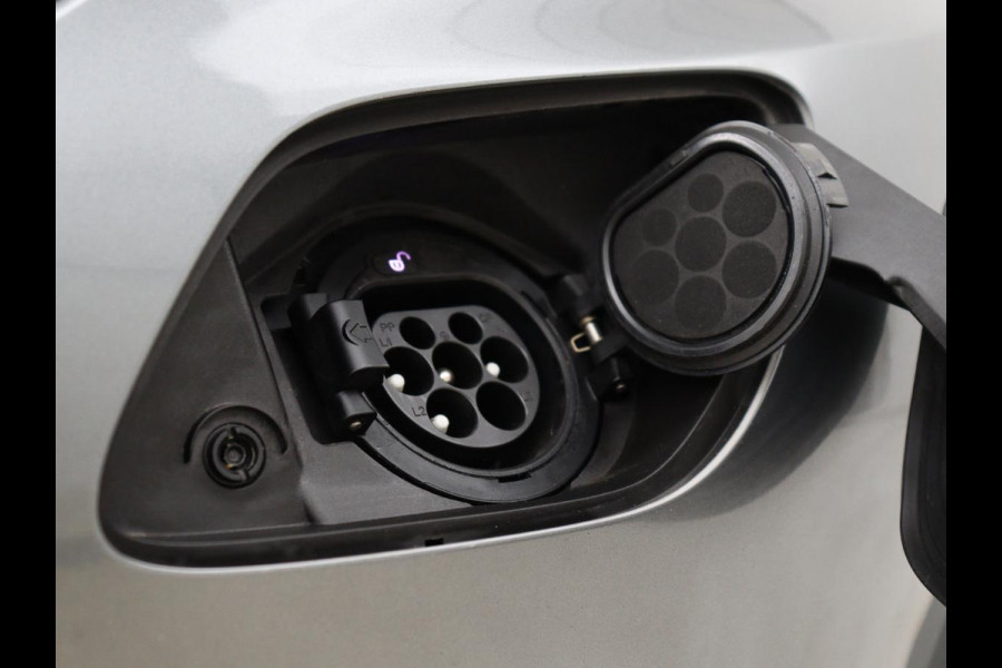 Mercedes-Benz C-Klasse 300e AMG | Panoramadak | 360 Camera | Stoelverwarming | Leder/Alcantara | Carplay | Sfeerverlichting | Park Assist | Navigatie | Full LED | PHEV | Plug In