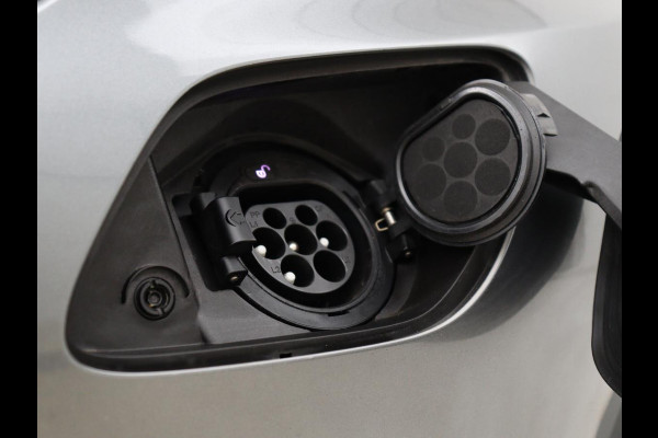 Mercedes-Benz C-Klasse 300e AMG | Panoramadak | 360 Camera | Stoelverwarming | Leder/Alcantara | Carplay | Sfeerverlichting | Park Assist | Navigatie | Full LED | PHEV | Plug In