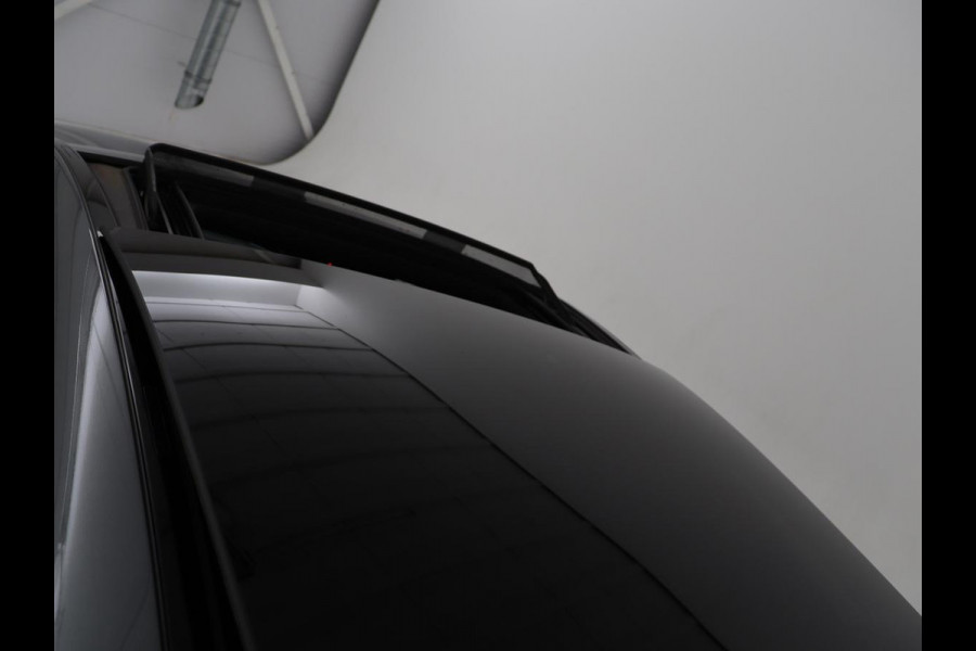 Mercedes-Benz C-Klasse 300e AMG | Panoramadak | 360 Camera | Stoelverwarming | Leder/Alcantara | Carplay | Sfeerverlichting | Park Assist | Navigatie | Full LED | PHEV | Plug In