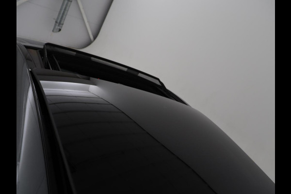 Mercedes-Benz C-Klasse 300e AMG | Panoramadak | 360 Camera | Stoelverwarming | Leder/Alcantara | Carplay | Sfeerverlichting | Park Assist | Navigatie | Full LED | PHEV | Plug In