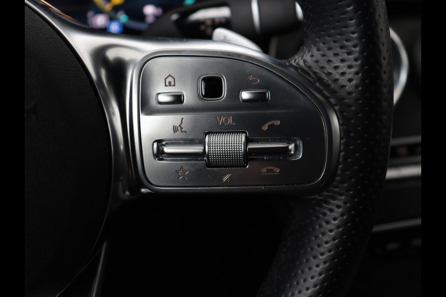Mercedes-Benz C-Klasse 300e AMG | Panoramadak | 360 Camera | Stoelverwarming | Leder/Alcantara | Carplay | Sfeerverlichting | Park Assist | Navigatie | Full LED | PHEV | Plug In