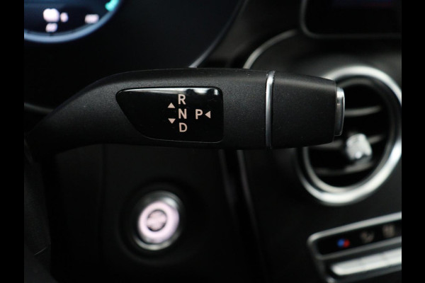 Mercedes-Benz C-Klasse 300e AMG | Panoramadak | 360 Camera | Stoelverwarming | Leder/Alcantara | Carplay | Sfeerverlichting | Park Assist | Navigatie | Full LED | PHEV | Plug In