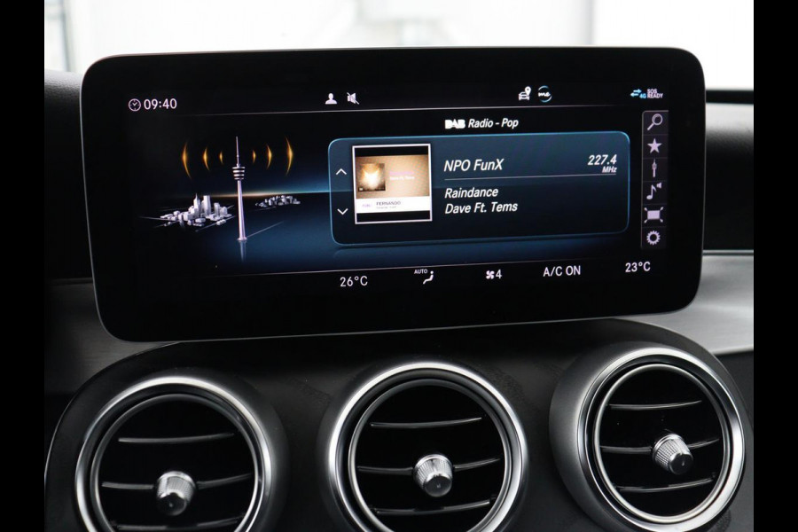 Mercedes-Benz C-Klasse 300e AMG | Panoramadak | 360 Camera | Stoelverwarming | Leder/Alcantara | Carplay | Sfeerverlichting | Park Assist | Navigatie | Full LED | PHEV | Plug In