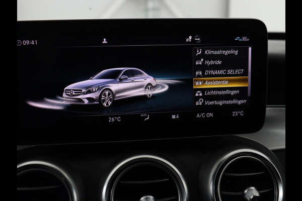 Mercedes-Benz C-Klasse 300e AMG | Panoramadak | 360 Camera | Stoelverwarming | Leder/Alcantara | Carplay | Sfeerverlichting | Park Assist | Navigatie | Full LED | PHEV | Plug In