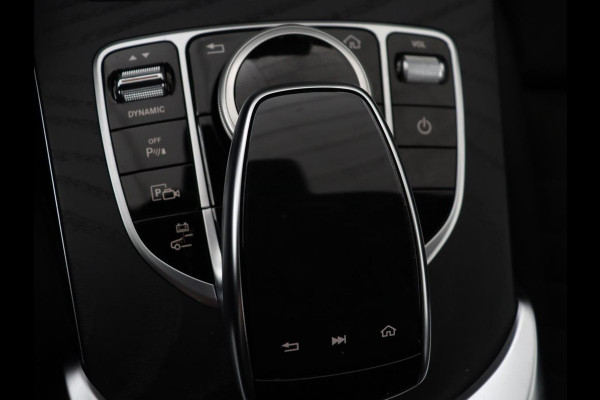 Mercedes-Benz C-Klasse 300e AMG | Panoramadak | 360 Camera | Stoelverwarming | Leder/Alcantara | Carplay | Sfeerverlichting | Park Assist | Navigatie | Full LED | PHEV | Plug In