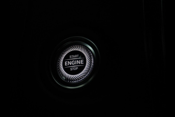 Mercedes-Benz C-Klasse 300e AMG | Panoramadak | 360 Camera | Stoelverwarming | Leder/Alcantara | Carplay | Sfeerverlichting | Park Assist | Navigatie | Full LED | PHEV | Plug In