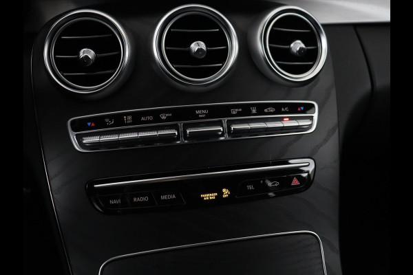 Mercedes-Benz C-Klasse 300e AMG | Panoramadak | 360 Camera | Stoelverwarming | Leder/Alcantara | Carplay | Sfeerverlichting | Park Assist | Navigatie | Full LED | PHEV | Plug In