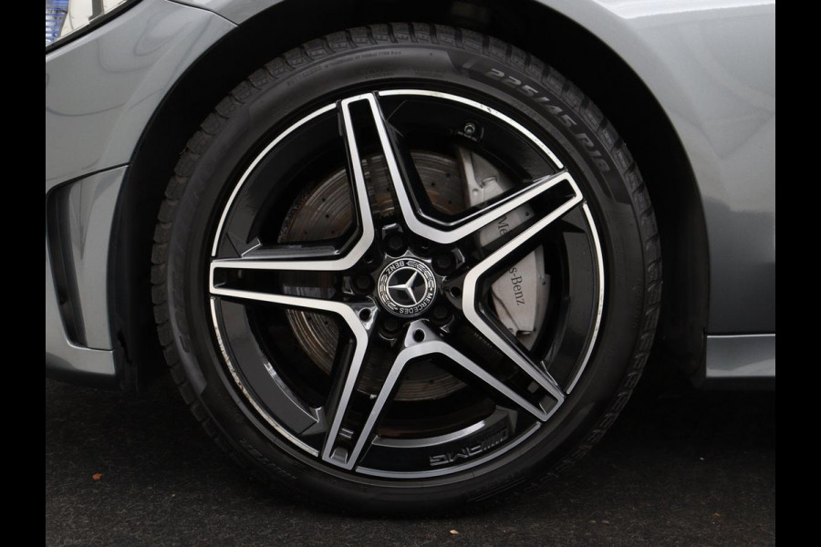 Mercedes-Benz C-Klasse 300e AMG | Panoramadak | 360 Camera | Stoelverwarming | Leder/Alcantara | Carplay | Sfeerverlichting | Park Assist | Navigatie | Full LED | PHEV | Plug In