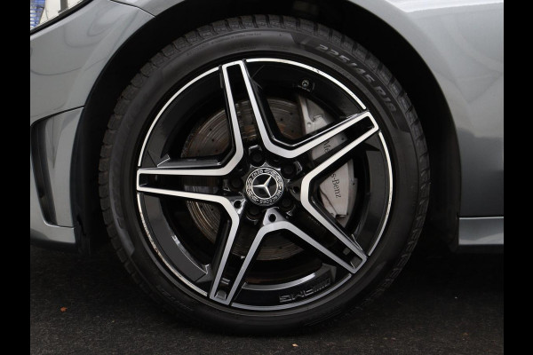 Mercedes-Benz C-Klasse 300e AMG | Panoramadak | 360 Camera | Stoelverwarming | Leder/Alcantara | Carplay | Sfeerverlichting | Park Assist | Navigatie | Full LED | PHEV | Plug In