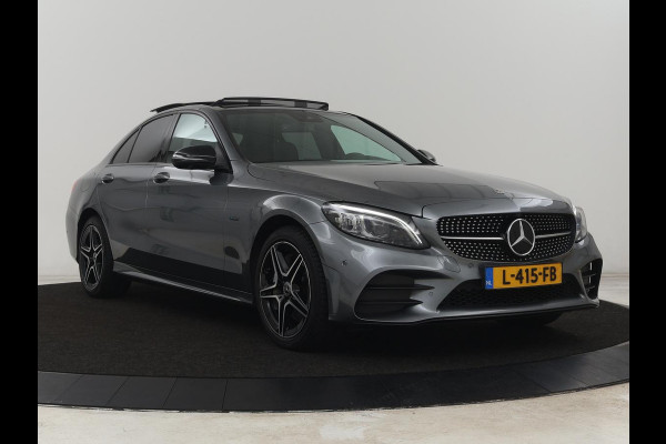Mercedes-Benz C-Klasse 300e AMG | Panoramadak | 360 Camera | Stoelverwarming | Leder/Alcantara | Carplay | Sfeerverlichting | Park Assist | Navigatie | Full LED | PHEV | Plug In