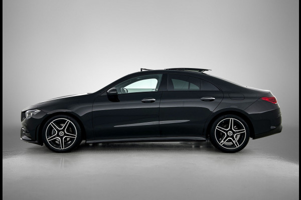 Mercedes-Benz CLA-Klasse 180 AMG Line  Panoramadakj | 5 spaaks lichtmetalen velgen | Navigatie | Parking support met 360 grade camera Inclusief 24 maanden Mercedes-Benz Certified garantie voor Europa.