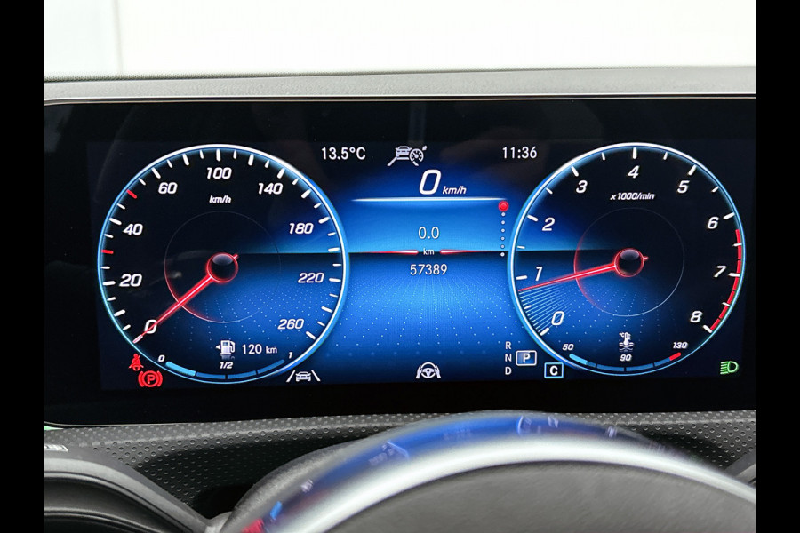 Mercedes-Benz CLA-Klasse 180 AMG Line  Panoramadakj | 5 spaaks lichtmetalen velgen | Navigatie | Parking support met 360 grade camera Inclusief 24 maanden Mercedes-Benz Certified garantie voor Europa.