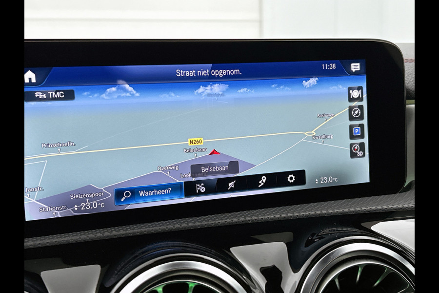 Mercedes-Benz CLA-Klasse 180 AMG Line  Panoramadakj | 5 spaaks lichtmetalen velgen | Navigatie | Parking support met 360 grade camera Inclusief 24 maanden Mercedes-Benz Certified garantie voor Europa.