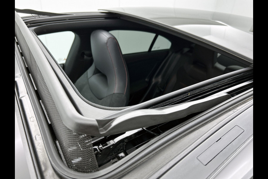 Mercedes-Benz CLA-Klasse 180 AMG Line  Panoramadakj | 5 spaaks lichtmetalen velgen | Navigatie | Parking support met 360 grade camera Inclusief 24 maanden Mercedes-Benz Certified garantie voor Europa.