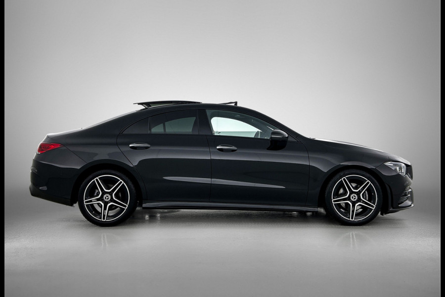 Mercedes-Benz CLA-Klasse 180 AMG Line  Panoramadakj | 5 spaaks lichtmetalen velgen | Navigatie | Parking support met 360 grade camera Inclusief 24 maanden Mercedes-Benz Certified garantie voor Europa.