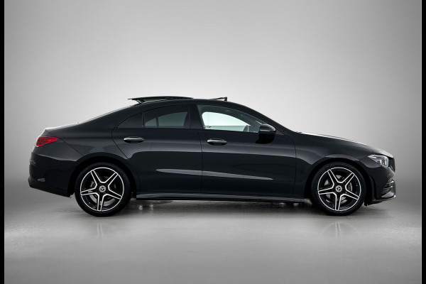 Mercedes-Benz CLA-Klasse 180 AMG Line  Panoramadakj | 5 spaaks lichtmetalen velgen | Navigatie | Parking support met 360 grade camera Inclusief 24 maanden Mercedes-Benz Certified garantie voor Europa.