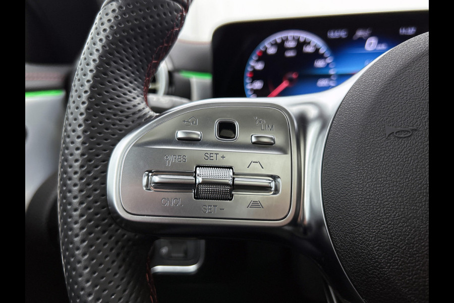 Mercedes-Benz CLA-Klasse 180 AMG Line  Panoramadakj | 5 spaaks lichtmetalen velgen | Navigatie | Parking support met 360 grade camera Inclusief 24 maanden Mercedes-Benz Certified garantie voor Europa.