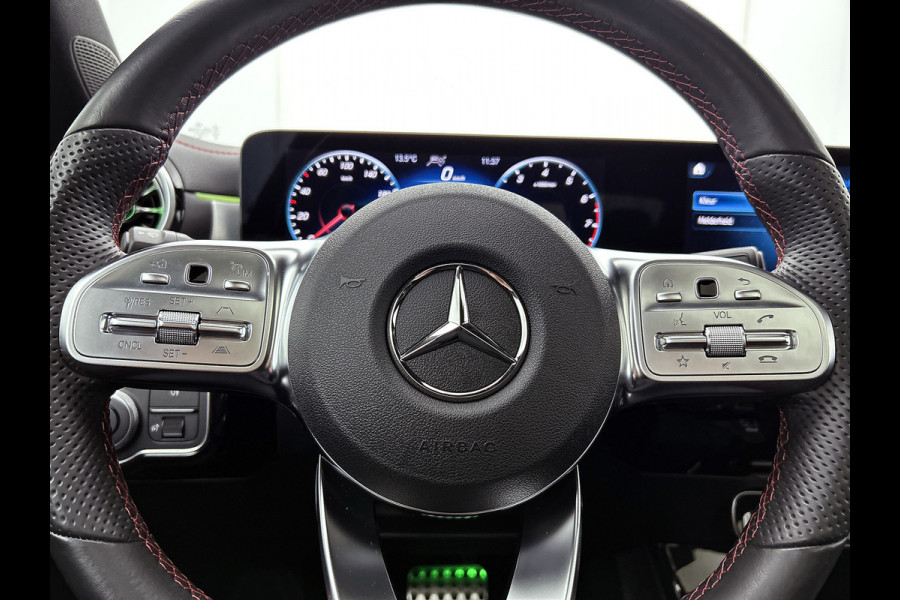 Mercedes-Benz CLA-Klasse 180 AMG Line  Panoramadakj | 5 spaaks lichtmetalen velgen | Navigatie | Parking support met 360 grade camera Inclusief 24 maanden Mercedes-Benz Certified garantie voor Europa.