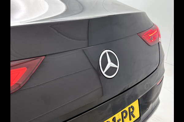 Mercedes-Benz CLA-Klasse 180 AMG Line  Panoramadakj | 5 spaaks lichtmetalen velgen | Navigatie | Parking support met 360 grade camera Inclusief 24 maanden Mercedes-Benz Certified garantie voor Europa.